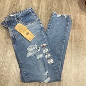 Levi’s ripped high rise skinny jeans size 6 short
